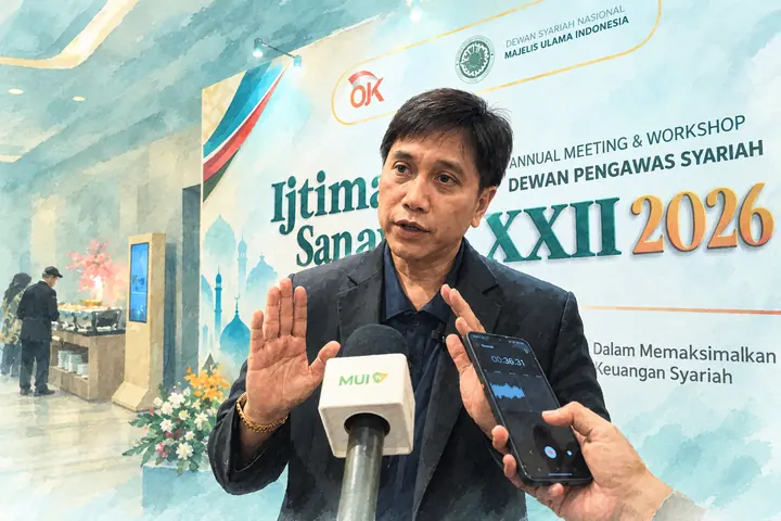 Ilustrasi M Gunawan Yasni berbicara kepada wartawan di Ijtima Sanawi DSN MUI, dengan pakaian dan latar acara sesuai foto sumber.